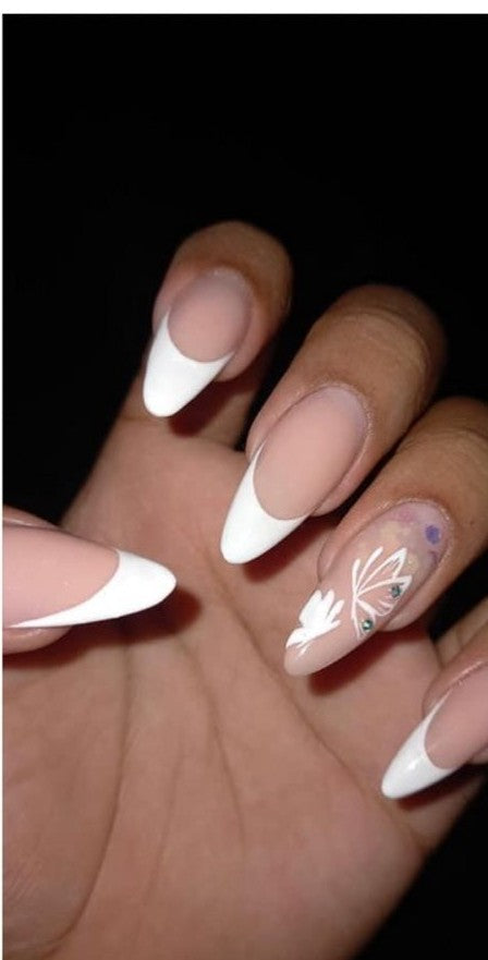 Manicura francesa con detalle blanco, trabajo real de José Sanchez